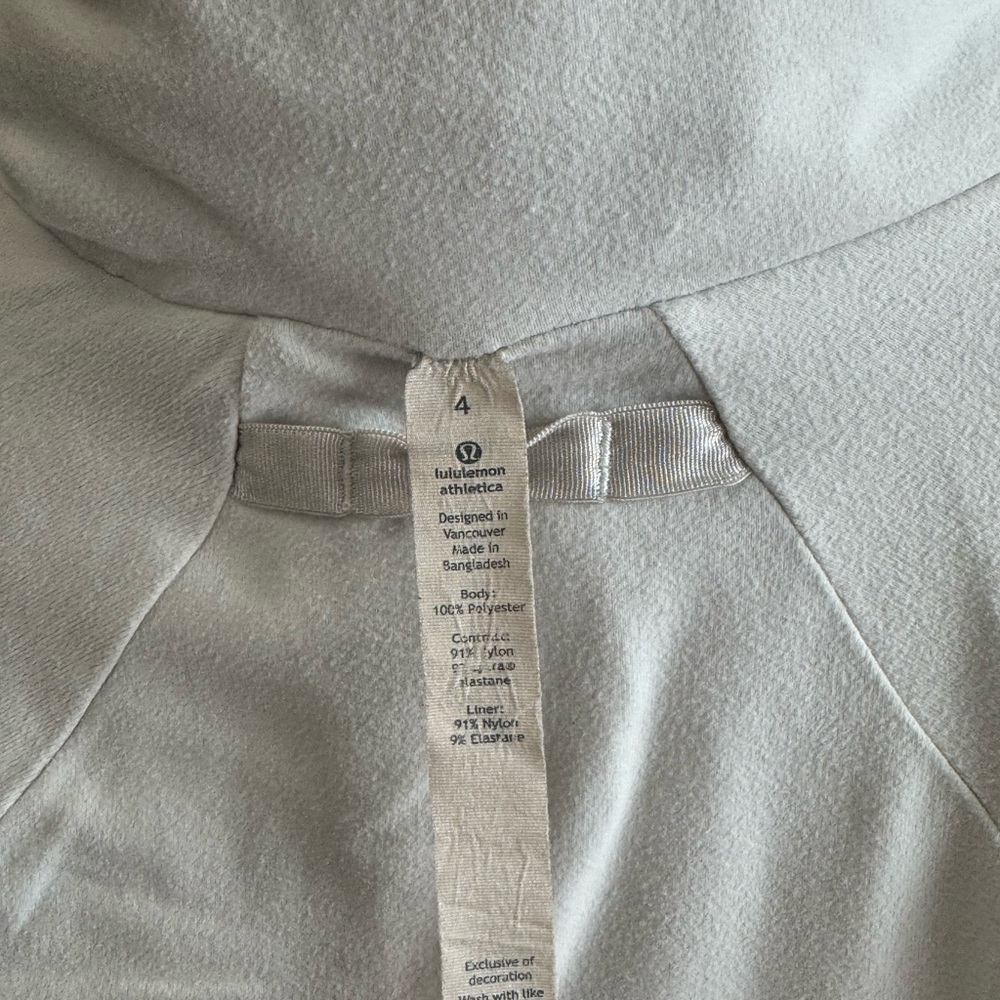 Lululemon Wind Runner Jacket with Hidden Hood /Size 4 - Picture 6 of 6
